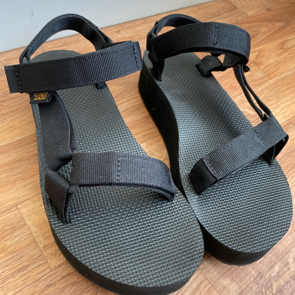 Women’s Teva platform sandals in size 8. All black. Good gently used condition.